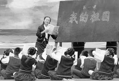 南京一所学校的学生在进行文艺演出。CFP